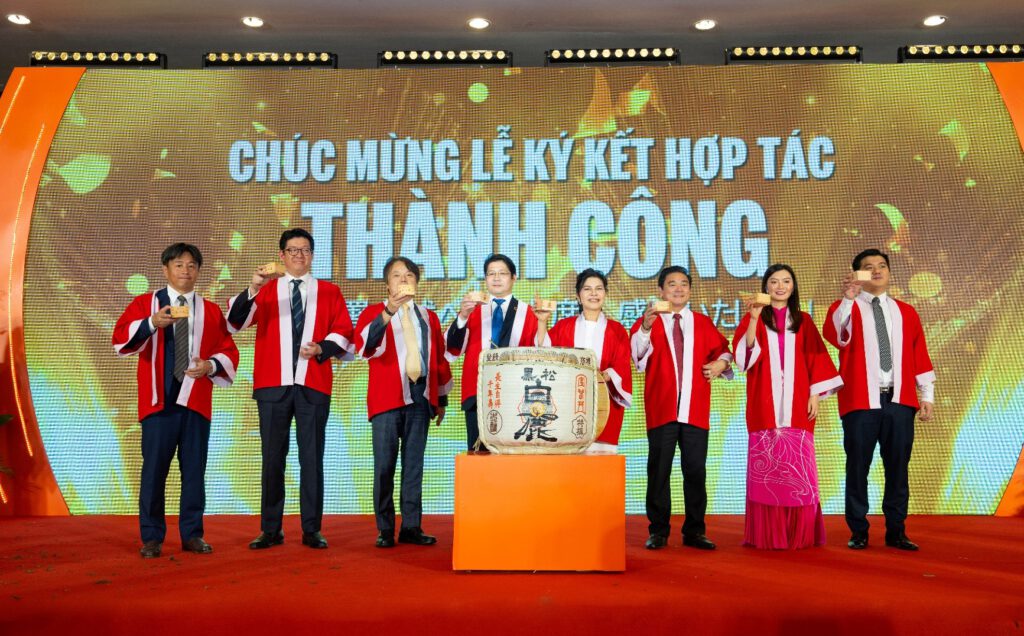 Hội đồng quản trị Kim Oanh Group cùng các khách mời nâng ly rượu Sake chúc mừng lễ ký kết thành công