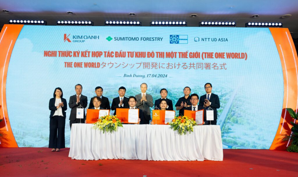 Đại diện Kim Oanh Group cùng đại diện Sumitomo Forestry, Kumagai Gumi, NTT thực hiện nghi thức ký kết hợp tác đầu tư dự án